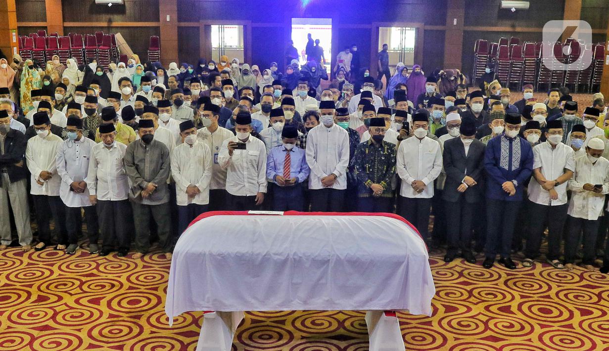 Jenazah Ketua Dewan Pers dan Guru Besar UIN Jakarta Prof Azyumardi Azra akan disalatkan di UIN Jakarta, Selasa (20/9/2022). Usai dishalatkan jenazah Azyumardi akan dimakamkan di Taman Makam Pahlawan (TMP) Kalibata, Jakarta pukul 09.00 WIB. (Liputan6.com/Angga Yuniar)