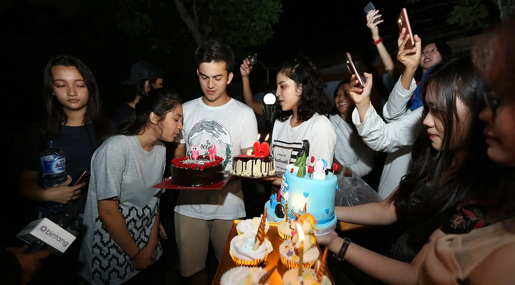 Cut Syifa surprise birthday party (Bambang E. Ros/bintang.com)