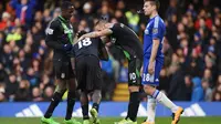 Striker Stoke City Mame Biram Diouf merayakan gol ke gawang Chelsea dalam lanjutan Liga Inggris di Stamford Bridge, Sabtu (5/3/2016). (Liputan6.ocm/Reuters / Tony O'Brien Livepic)