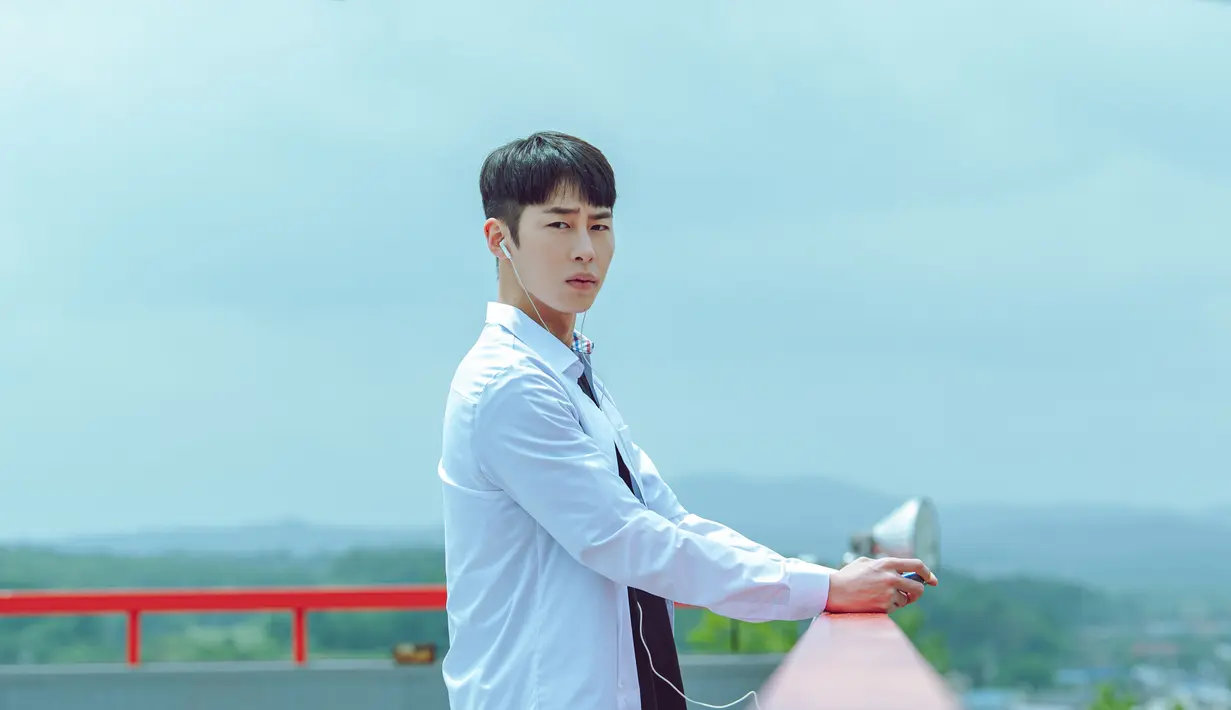 Tampil dengan poker face, Han Tae O adalah anak dari seorang pembunuh. Label tersebut pun terus menghantui namun itu tak membuat Tae O lengah menjalani hidup. [Foto: Disney+ Hotstar]