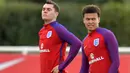 Pemain Inggris, Michael Keane (kiri) dan Dele Ali saat mengikuti sesi latihan di Tottenham Hotspur Training Ground, Enfield, (4/10/2017). Jika menang atas Slovenia, Inggris dipastikan lolos ke putaran final Piala Dunia 2018.  (AFP/Olly Greenwood)