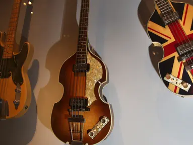 Gitar, termasuk bass yang  digunakan oleh Paul McCartney untuk merayakan 'Diamond Jubilee' Ratu Elizabeth pada pameran Play It Loud: Instruments of Rock & Roll di Metropolitan Museum of Art di New York, 1 April 2019. Pameran ini dibuka untuk umum mulai 8 April hingga 1 Oktober 2019. (AP/Seth Wenig)