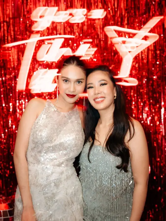 Penampilan bold glam Azizah Salsha terlihat lebih heboh dari sang birthday girl, Marlene Hariman [@azizahsalsha_]