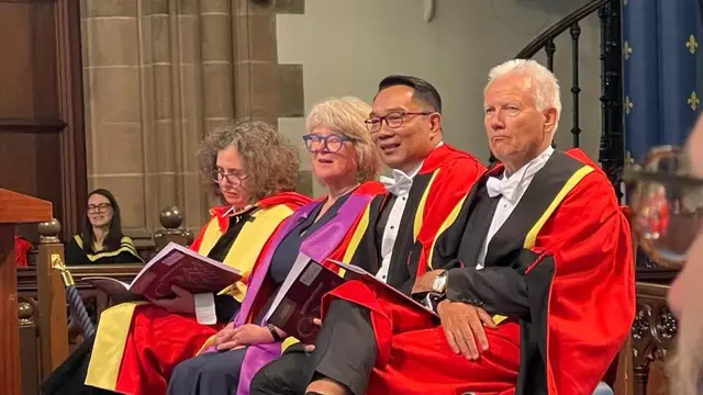 Mantan Gubernur Jawa Barat Ridwan Kamil alias RK mendapatkan gelar doktor honoris causa dari University of Glasgow terhadap kiprahnya sebagai orang nomor satu di Jabar periode 2018-2023.