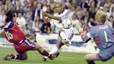 Nicolas Anelka tiba di Real Madrid pada usia 20 tahun. Los Blancos membelinya seharga 35 juta euro pada 1999 setelah tampil ciamik bersama Arsenal. (Photo by Christophe SIMON / AFP)