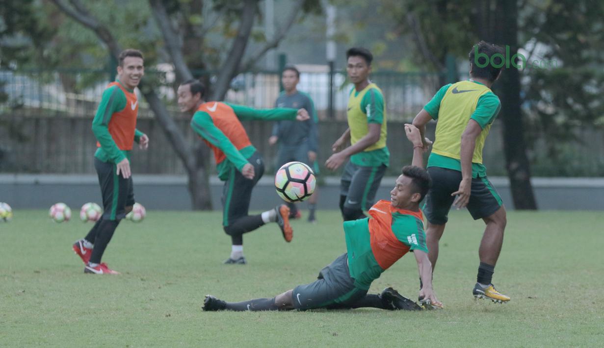Aksi pemain timnas Indonesia U-23, Osvaldo Haay saat berlatih di Lapangan ABC, Senayan,  (24/4/2018). Timnas akan mengikuti turnamen PSSI Anniversary 27 April-3 Mei 2018. (Bola.com/Nicklas Hanoatubun)