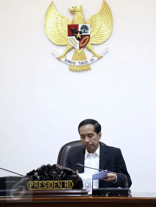 Presiden Jokowi ketika memimpin rapat terbatas bersama Menteri Kabinet Kerja di Kantor Presiden, Jakarta, Rabu (15/3). Rapat tersebut membahas mengenai penanggulangan aksi penyelundupan di Indonesia (Liputan6.com/Faizal Fanani) 