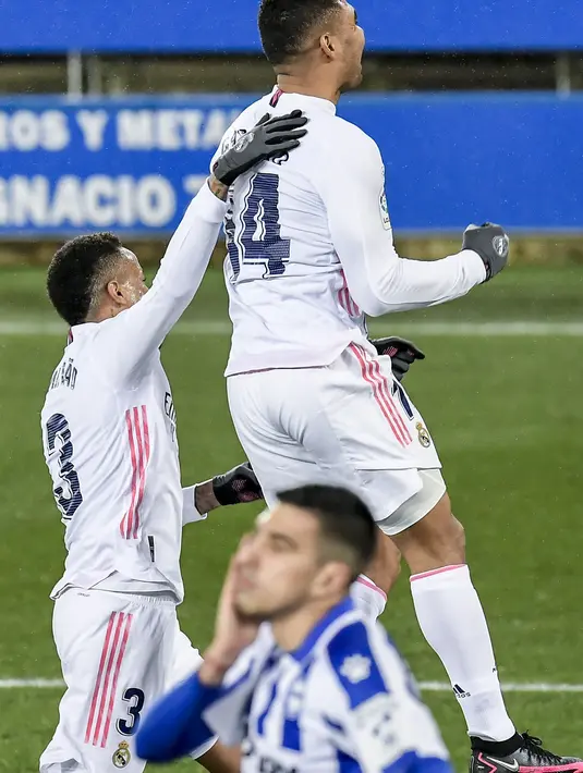 Gelandang Real Madrid, Casemiro berselebrasi usai mencetak gol ke gawang Deportivo Alaves pada pertandingan lanjutan La Liga Spanyol di stadion Mendizorroza di Vitoria, Minggu (24/1/2021). Berkat hasil ini Real Madrid berada di posisi kedua klasemen La Liga dengan raihan 40 poin. (AP Photo/ Alvaro B