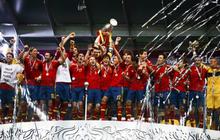Ekspresi pemain Spanyol saat mengangkat tropi