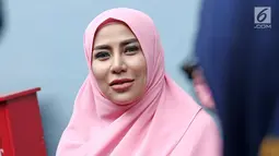 Penyanyi Cinta Penelope berpose usai mengisi acara di kawasan Kapten Tendean, Jakarta, Kamis (18/1/). Sebalumnya, Cinta merupakan wanita yang kerap tampil seksi dan juga memiliki banyak tato. (Liputan6.com/ Herman Zakharia)