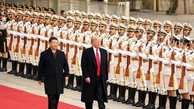 Presiden AS Donald Trump didampingi Presiden China Xi Jinping saat upacara penyambutannya di Beijing  (AP Photo/Andrew Harnik)