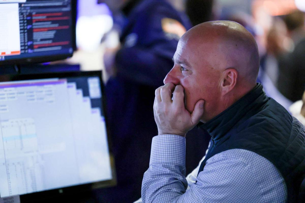 Wajah Cemas Trader Kala Wall Street 'Kebakaran' Imbas Kebijakan Tarif Imbal Balik Donald Trump