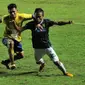 Bek Persebaya, M Irfan Febrianto (kanan) berebut bola dengan pemain Cilegon Utd di laga penyisihan Dirgantara Cup 2017 di Stadion Maguwoharjo, Sleman, Sabtu (4/3). Persebaya kalah 1-2. (Liputan6.com/Helmi Fithriansyah)