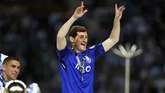 Kiper Porto, Iker Casillas merayakan juara Liga Portugal usai pertandingan melawan Feirense di stadion Dragao (6/5). Casillas mempersembahkan gelar juara Liga Primeira Portugal bagi klubnya, FC Porto. (AP Photo/Luis Viera)