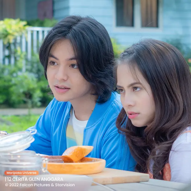 Angga Yunanda sebagai Iqbal dan Adhisty Zara memerankan Acha dalam 12 Cerita Glen Anggara. (Foto: Dok. Falcon Pictures)