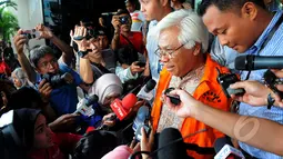 Suroso Atmo Martoyo memberikan keterangan kepada wartawan di depan Gedung KPK, Jakarta, Selasa (24/2/2015). Suroso menjadi tersangka suap proyek pengadaan bahan bakar Tetra Ethyl Lead di PT Pertamina pada 2004-2005. (Liputan6.com/Faisal R Syam)