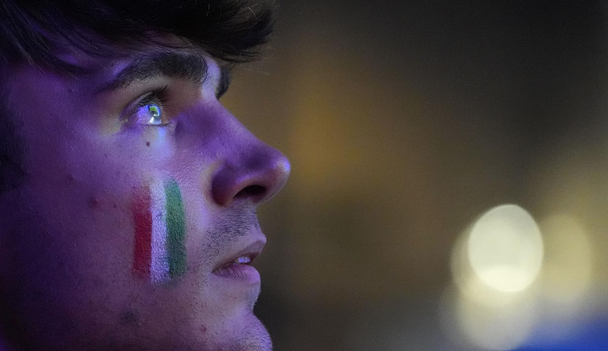 Pendukung Italia menonton petandingan Final Euro 2020 layar raksasa di Roma Minggu (11/07/2021), Italia berhasil mengalahkan Inggris pada pertandingan yang berlangsung di Stadion Wembley, London, Inggris. Italia mengalahkan Inggris 3-2 dalam adu penalti setelah bermain . (Foto AP/Gregorio Borgia)