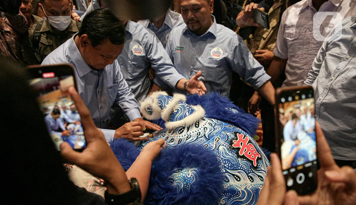Dua barongsai yang berwarna biru dan putih menuntun jalan Prabowo ke bagian dalam ruangan acara. (Liputan6.com/Faizal Fanani)