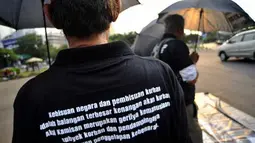 Jaringan Solidaritas Korban untuk Keadilan melakukan aksi Kamisan di depan Istana Merdeka, Jakarta Pusat, Kamis (26/4). Aksi ke-256 itu kembali mendesak pemerintah untuk serius menuntaskan sejumlah pelanggaran HAM masa lalu. (Antara)