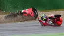 Gaya jatuh Cal Crutchlow pebalap MotoGP asal Inggris saat beraksi di GP San Marino (12/9/2014) Sirkuit Misano. (AFP/Giuseppe Cacace)