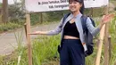Daki gunung Agung, Cindy Gulla tampil menawan dengan crop top, jaket panjang, cargo pants, dan sepatu gunung hitam. [@cgulla]