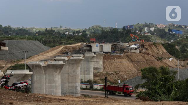 Anak-anak bermain di proyek pembangunan kereta cepat yang sedang dalam tahap pengerjaan di Padalarang, Kabupaten Bandung, Sabtu (25/9/2021). Kereta cepat Jakarta-Bandung ditargetkan beroperasi pada akhir tahun 2022 dan akan dilakukan uji coba pada November 2022 mendatang. (Liputan6.com/Johan Tallo)