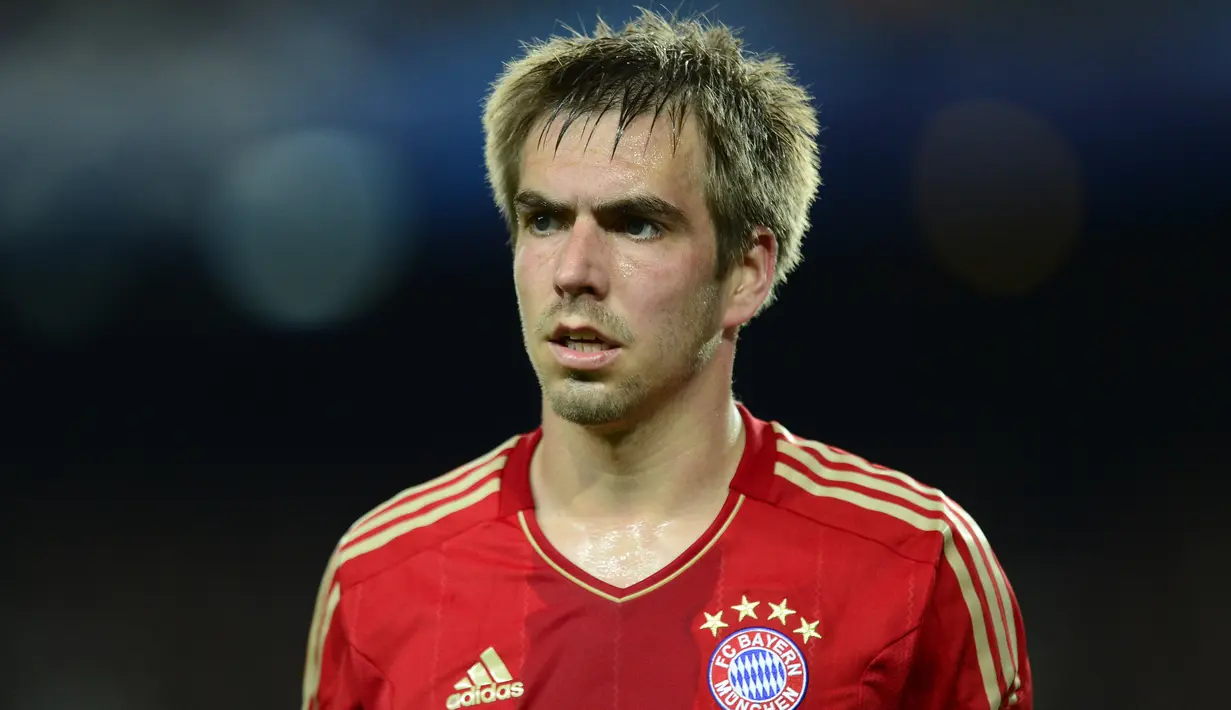 2. Philipp Lahm - Pemain yang berposisi bek kiri ini sudah mengoleksi banyak gelar mulai dari Bundesliga, Liga Champions hingga Piala Dunia. Tapi siapa sangka, pria berpaspor Jerman itu pernah menjadi anak gawang di akademi Bayern Munchen. (AFP/Javier Soriano)