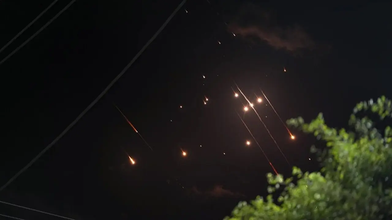 Rudal yang diluncurkan dari Iran menuju Israel melesat di langit malam seperti yang terlihat dari Deir al-Balah, Jalur Gaza, Selasa (1/10/2024).