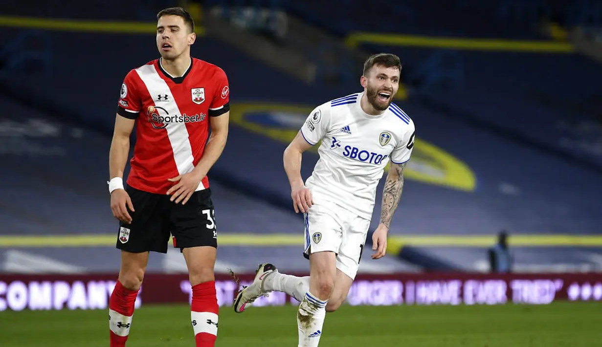 Pemain Leeds United, Stuart Dallas, melakukan selebrasi usai mencetak gol ke gawang Southampton pada laga Liga Inggris di Stadion Elland Road, Selasa (23/2/2021). Leeds United menang dengan skor 3-0. (Gareth Copley/Pool via AP)