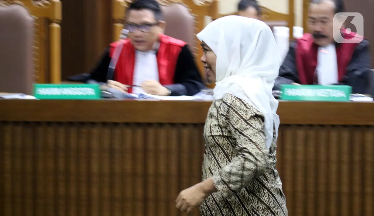 Gubernur Jatim, Khofifah Indar Parawansa usai menjadi saksi pada sidang lanjutan dugaan suap jual-beli jabatan di lingkungan Kemenag dengan terdakwa M Romahurmuziy di Pengadilan Tipikor Jakarta, Rabu (11/12/2019). Sidang beragenda keterangan saksi. (Liputan6.com/Helmi Fithriansyah)