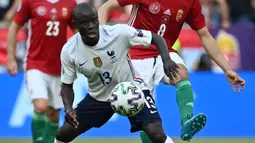 N'golo Kante merupakan gelandang andalan Timnas Prancis di laga Internasional beberapa tahun terakhir. Sayangnya, ia harus absen kala pertandingan Semifinal UEFA National League 2021 nanti melawan Belgia akibat terpapar COVID-19 pada pekan lalu. (AFP/Pool/Tibor Illyes)