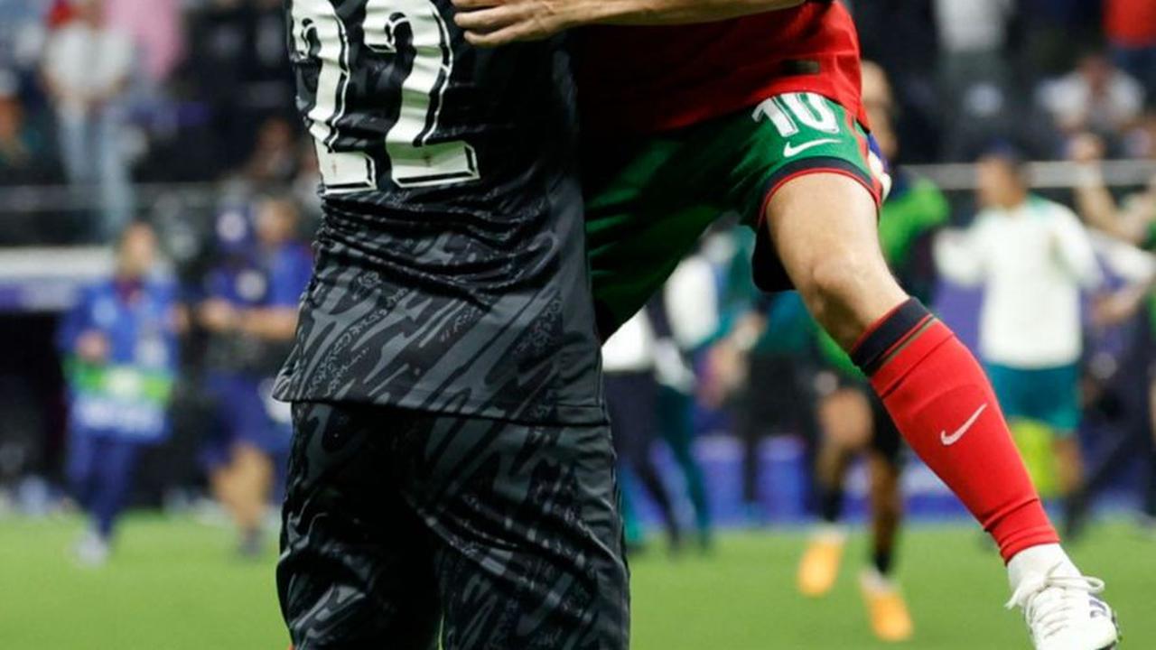 Kesuksesan Portugal menumbangkan Slovenia ini tak lepas dari penampilan gemilang sang kiper, Diogo Costa.&nbsp;Foto: Reuters