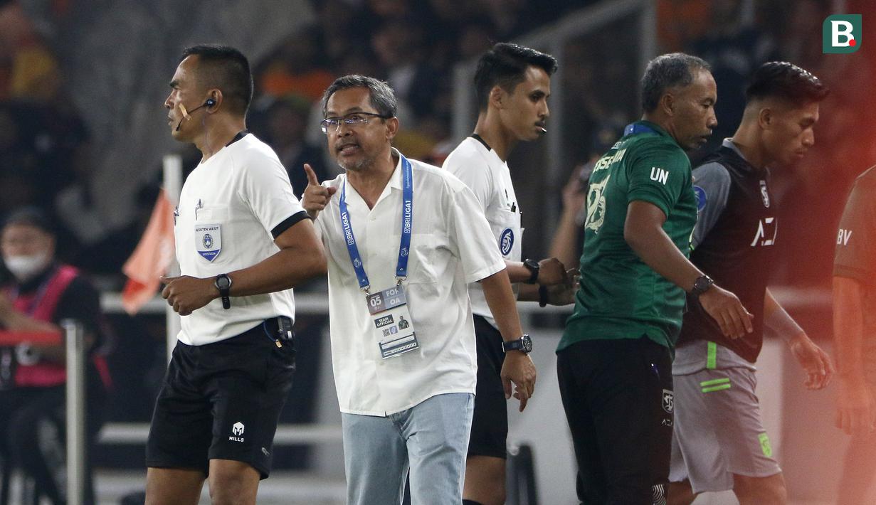 <p>Ekspresi marah pelatih Persebaya Surabaya, Aji Santoso (dua kiri), saat melakukan protes kepada asisten wasit dalam pertandingan pekan kelima BRI Liga 1 2023/2024 melawan Persija Jakarta yang berlangsung di SUGBK, Jakarta, Minggu (31/7/2023). (Bola.com/Ikhwan Yanuar)</p>