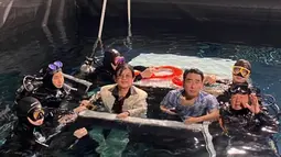 Adegan Juwon ditenggelamkan ke laut oleh para gengster sebenarnya diambil di sebuah kolam renang. (Foto: Instagram/ ryuseungryong_)