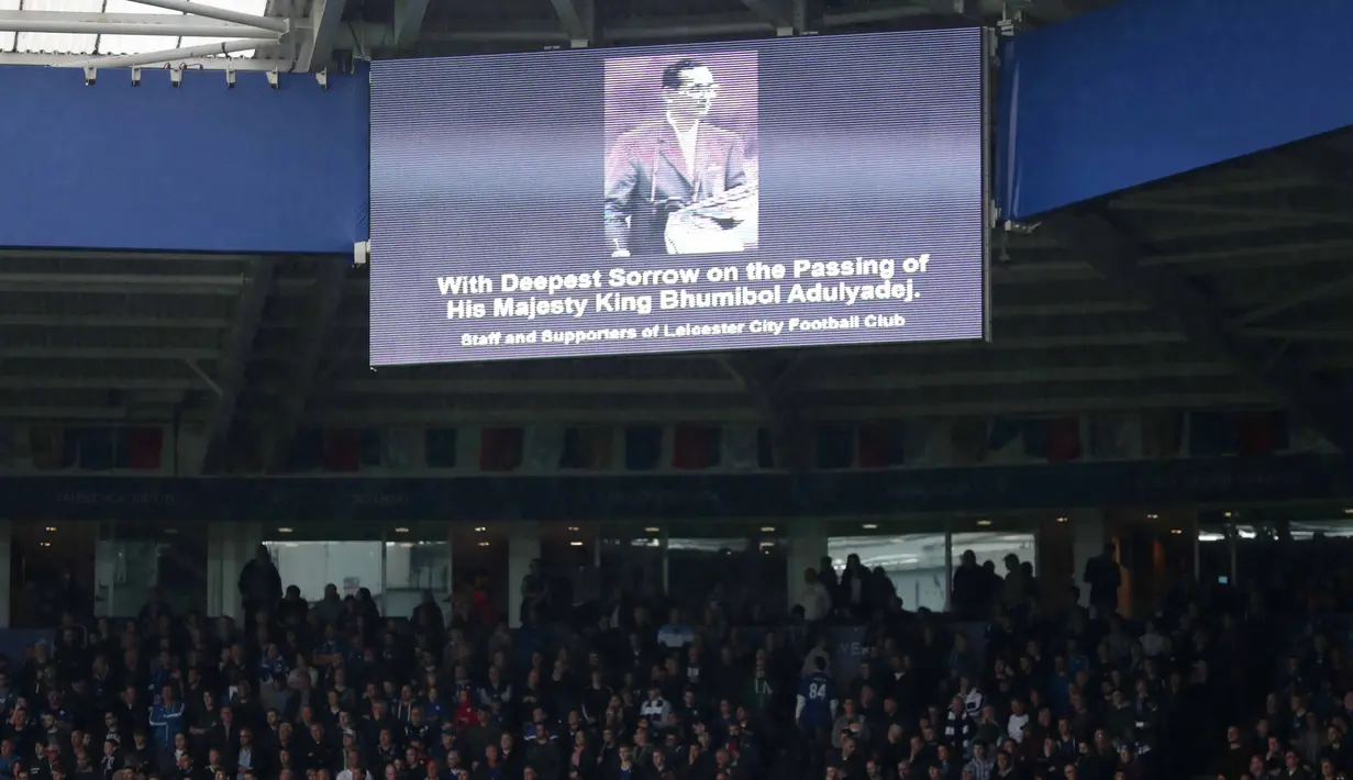 Fans dan pemain Leicester City memberikan penghormatan dengan hening sejenak untuk mendiang Raja Thailand, Bhumibol Adulyadej di King Power Stadium, Sabtu (22/10/2016).  (Reuters/Eddie Keogh)