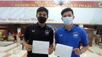 Dua pemain PSIS Semarang, Septian David Maulana dan Alfeandra Dewangga Santosa menunjukkan kartu vaksinasi tahap pertama. (Dok PSIS Semarang)