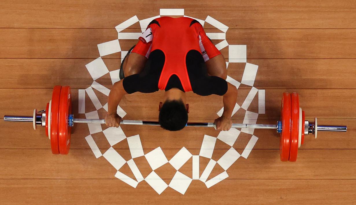 Namun pada angkatan snatch kedua, Eko harus gagal dan diambil alih oleh lifter China, Li Fabin karena berhasil mengangkat 141 kg. Angkatan snatch ketiga pun demikian, sehingga Eko menempati urutan kedua dengan selisih 4 kg di angkatan Snatch. (Foto: AFP/Pool/Chris Graythe)