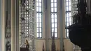 Sejumlah pekerja membersihkan kaca di Gereja Katedral, Jakarta, Senin (12/12). Sejumlah persiapan dilakukan oleh pihak gereja untuk menyambut perayaan Natal. (Liputan6.com/Johan Tallo)