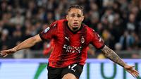 Penyerang AC Milan, Noah Okafor melakukan selebrasi setelah mencetak gol pada pertandingan sepak bola Serie A Italia melawan Lazio di Stadion Olimpico, Roma, pada 1 Maret 2024. (Alberto PIZZOLI/AFP)