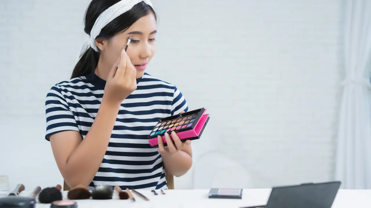 Ilustrasi seorang perempuan makeup