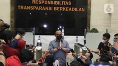 Kadiv Humas Polri Irjen Dedi Prasetyo memberikan keterangan terkait kabar penangkapan dan penahanan terhadap Irjen Ferdy Sambo di Mabes Polri, Jakarta Selatan, Sabtu (6/8/2022). Dedi Prasetyo membenarkan bahwa Irjen Ferdy Sambo dibawa ke Mako Brimob, Kelapa Dua, Depok, Sabtu malam lantaran diduga melanggar prosedur dalam penanganan kasus kematian Brigadir Nofriansyah Yosua Hutabarat alias Brigadir J. (Liputan6.com/Herman Zakharia)
