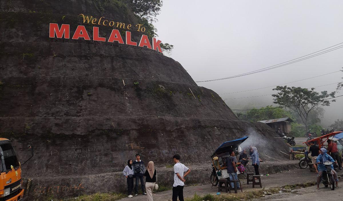 Sitinjau Lauik ini merupakan jalan yang terkenal ekstrem karena tikungannya dan sering terjadi kecelakaan hingga longsor.