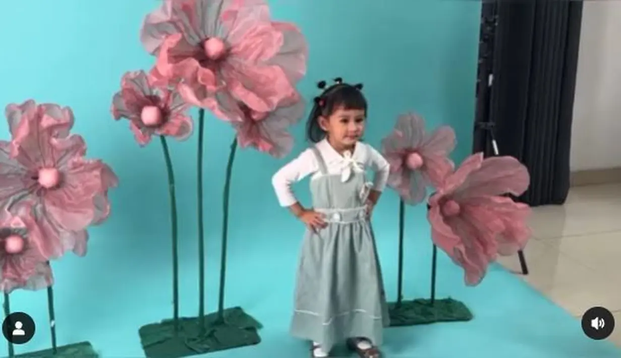 Bertelakpinggang, tak membuat wajah putri sulung Kartika Putri dan Habib Usman bin Yahya ini terlihat galak loh. Justru malah bikin yang melihatnya senyum-senyum sendiri. (Foto: Instagram/@kartikaputriworld)