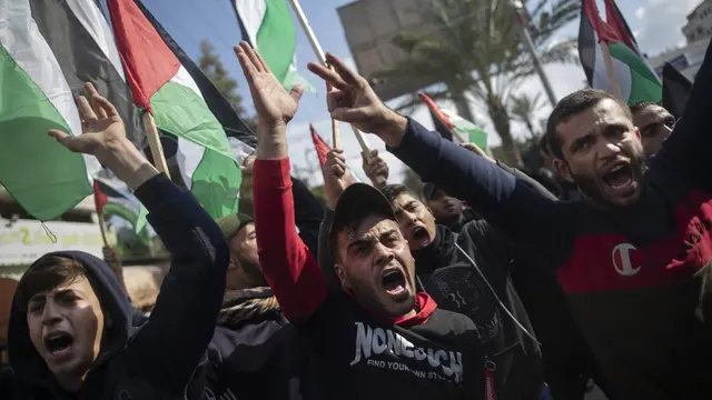 Masyarakat Palestina melakukan protes terhadap perjanjian damai antara AS dan Timur Tengah di Gaza pada 28 Januari 2020.