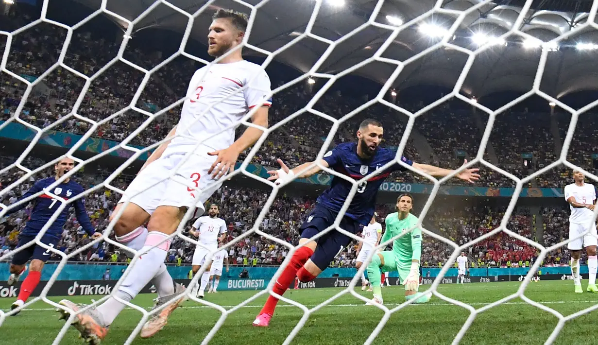 Karim Benzema menempati peringkat ketiga dengan torehan empat gol dari empat pertandingannya bersama Prancis. Ia mencetak gol dengan tiga anggota tubuh yang berbeda yaitu dua dari kaki kanan, satu dari kaki kiri, dan satunya lewat kepalanya. (Foto: AFP/Pool/Franck Fife)