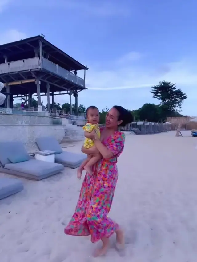 Dea Ananda sering kali liburan ke pantai, berikut potret bareng buah hati