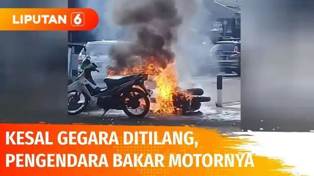 Seorang pria paruh baya di Kuningan, Jawa Barat, nekat membakar sepeda motornya sendiri lantaran kesal motornya ditilang polisi. Aksi bakar motor ini membuat pengguna jalan lain terkejut dan panik. Diketahui pelaku mempunyai riwayat gangguan mental.