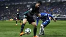 Gelandang Real Madrid, Isco, berusaha melewati gelandang Espanyol, Pablo Patti, pada laga La Liga di Stadion RCDE, Barcelona, Selasa (27/2/2018). Espanyol menang 1-0 atas Real Madrid. (AP/Manu Fernandez)