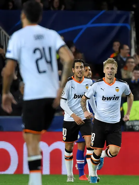 Gelandang Valencia, Daniel Wass (kanan) berselebrasi usai mencetak gol ke gawang Chelsea pada pertandingan Grup H Liga Champions di  Mestalla stadium, Spanyol (27/11/2019). Chelsea bermain imbang 2-2 atas Valencia. (AFP Photo/Jose Jordan)