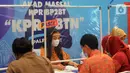 Konsumen mengurus dokumen pada Akad Kredit Massal KPR BP2BT di Perumahan Dream Land II, Kabupaten Banyuasin, Palembang, Sumatera Selatan, Sabtu (20/11/2021). Akad massal dilakukan secara serentak di Indonesia dengan target 11 ribu unit rumah dalam rangkaian HUT KPR BTN ke-45. (Liputan6.com/HO/BTN)